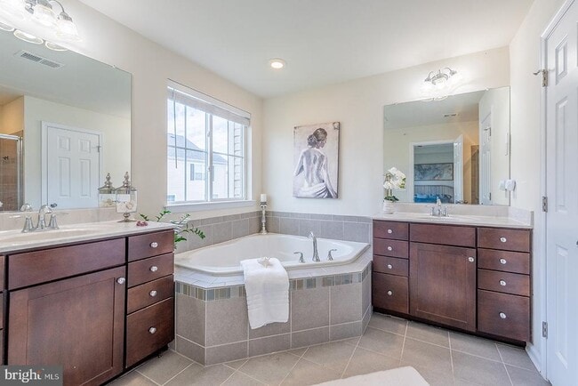 Building Photo - 43376 Town Gate Square