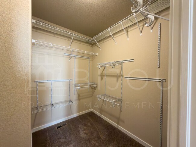 Building Photo - Spacious 4 Bedroom!!