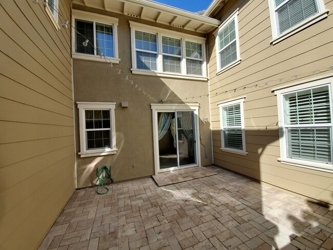 Building Photo - Spacious 4 Bedroom 3 Bath Two Story Riverp...