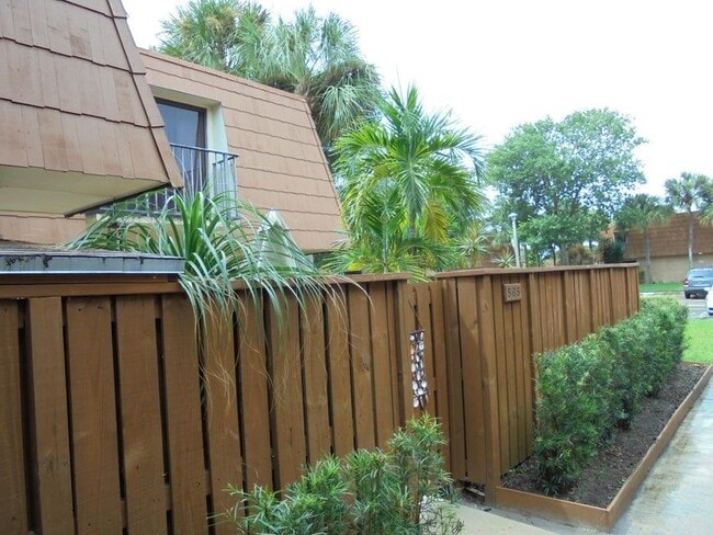 Building Photo - 505 Live Oak Ln