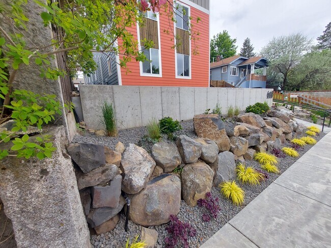 Building Photo - 608 E 7th Ave