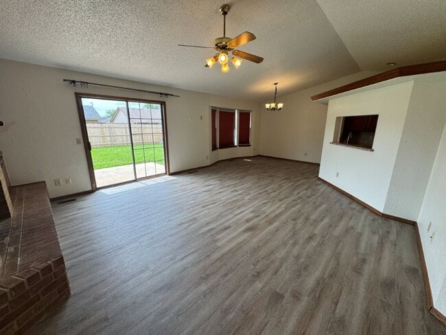 Building Photo - 3 bed 2 bath, 2 car, NEW LVP! Moore Schools, fenced yard!