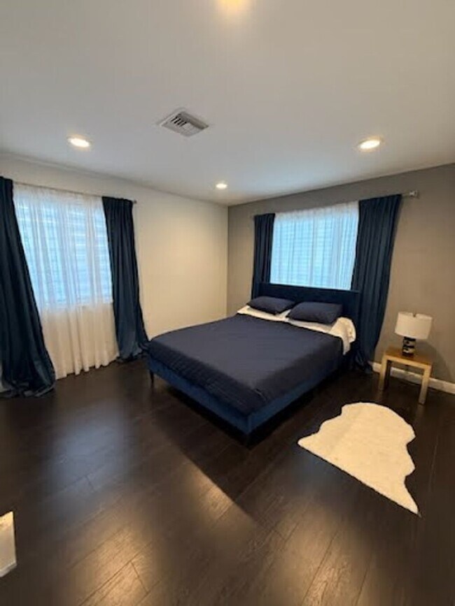 Building Photo - Fully Furnished Elegant Home