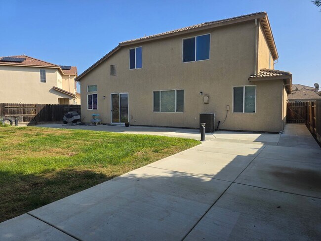 Building Photo - Big beautiful Home for rent in Visalia, Ca