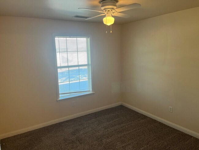 Building Photo - 104 Blue Dr