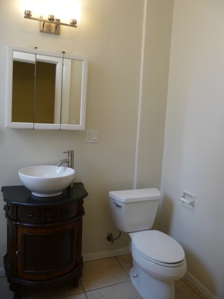 Building Photo - 435 1/2 N Sierra Bonita Ave