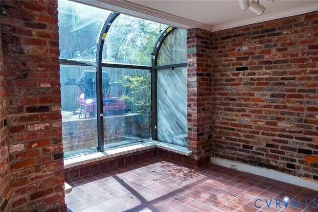 Building Photo - 407 W Clay St