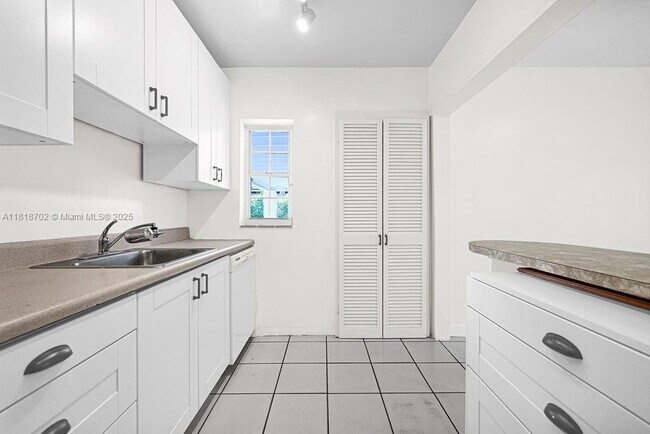 Building Photo - 5960 SW 47th St