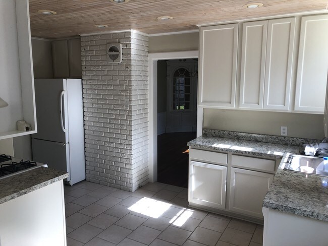 Building Photo - 18124 Lomond Blvd