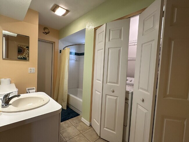 Building Photo - You'll love this charming 3/2/2 home in th...