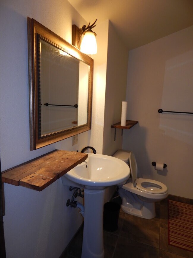 Building Photo - 355 W Deloney Ave