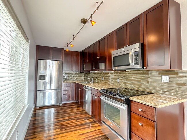 Building Photo - Waterfront 2bd/1bth Condo Downtown Kirklan...