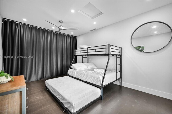 Building Photo - 150 NE 50th St