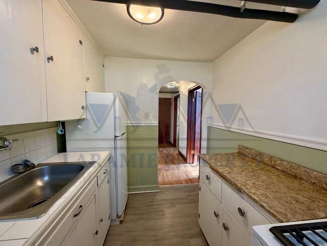 Building Photo - 1 Bedroom Apartment