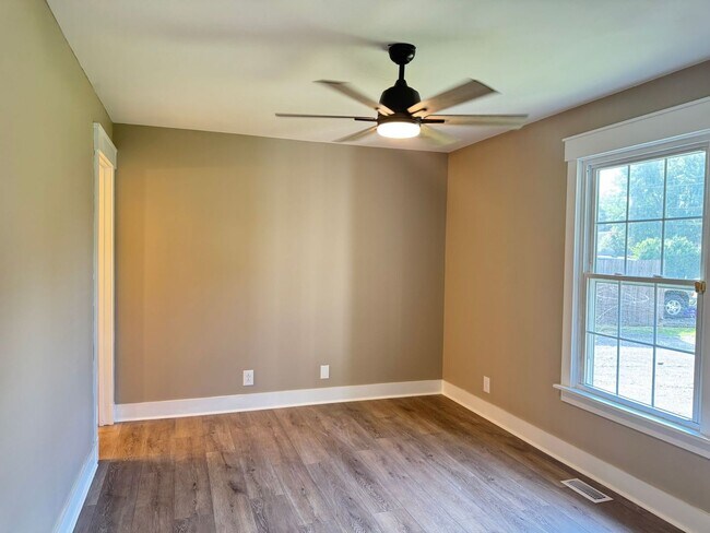Building Photo - Great Location! 3Bd/2Ba Remodeled Home on ...