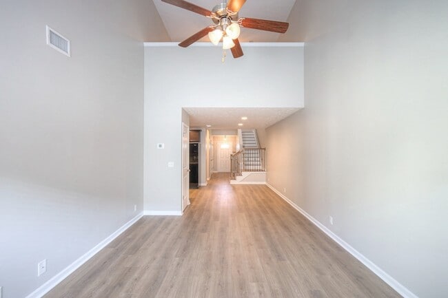 Building Photo - 911 Dahlia Dr