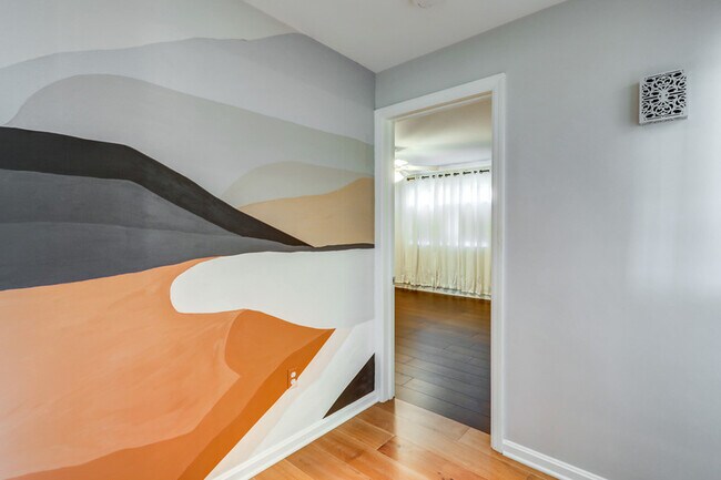 Building Photo - 1827 Larchmont Ln