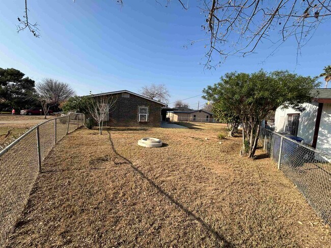 Building Photo - 3413 N Buena Vista Ave