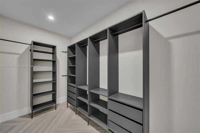 Building Photo - 3600 NE 9th Pl