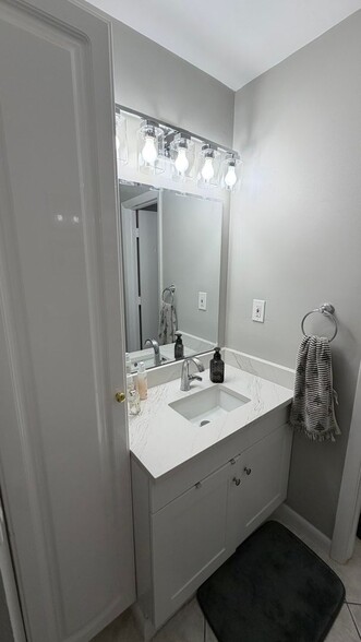 Building Photo - 610 Tennis Club Dr