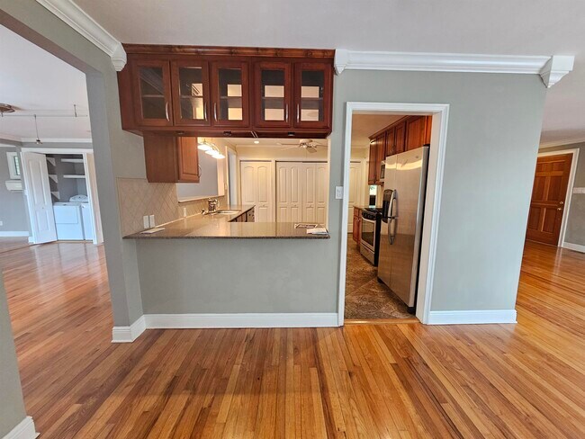 Building Photo - 850 Brookwood Dr
