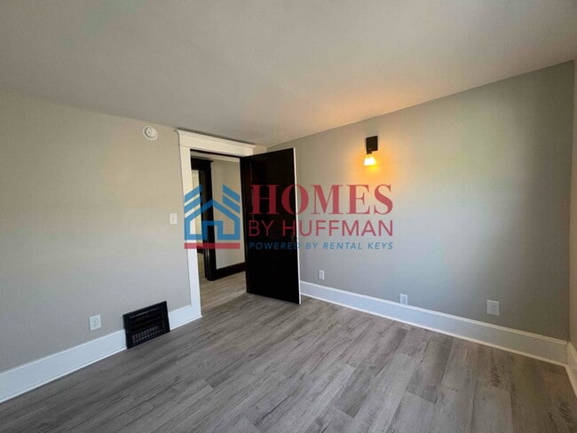 Building Photo - Five Bedroom House | 2 Full Bath | Move In...