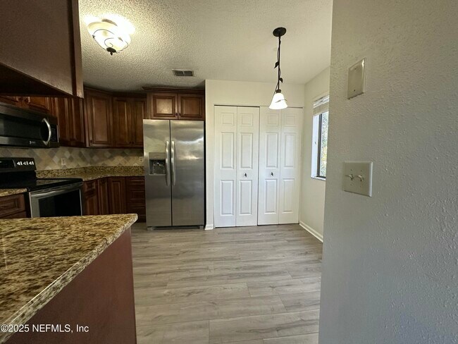 Building Photo - 3801 Crown Point Rd