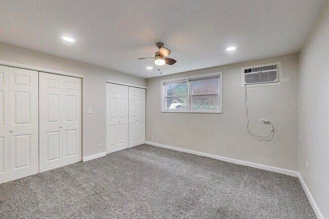 Building Photo - 1086 N Northwest Hwy