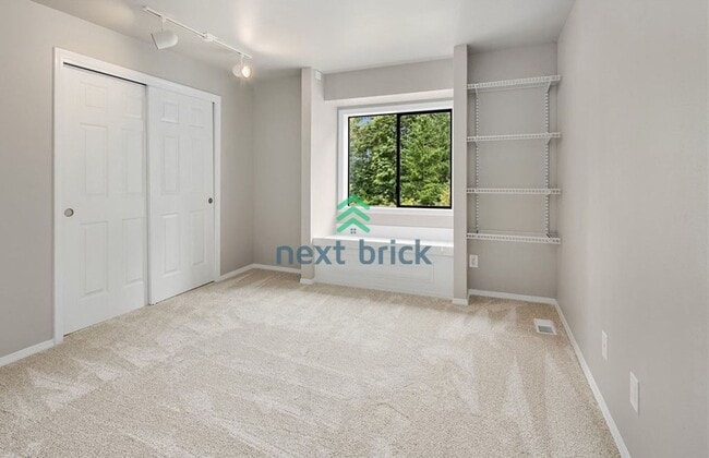 Building Photo - 4 Bed 2.5 Bath Custom Built Single-family ...