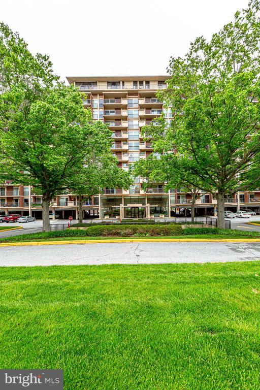Building Photo - 1300 Army Navy Dr