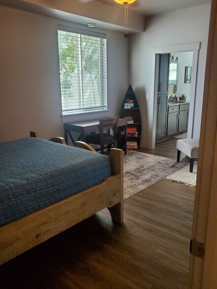 Bedroom 2, /attached bath - 1724 N Solomon Ct