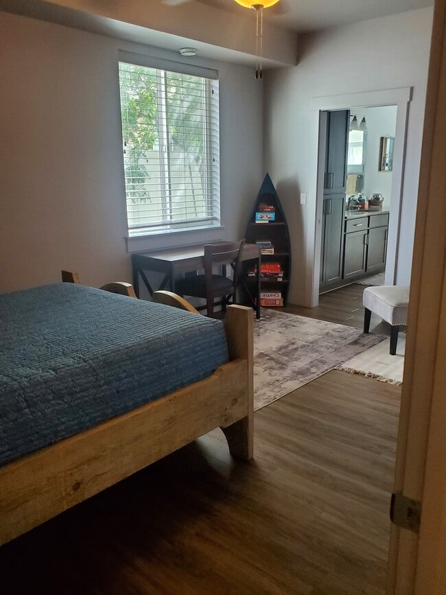 Bedroom 2, /attached bath - 1724 N Solomon Ct