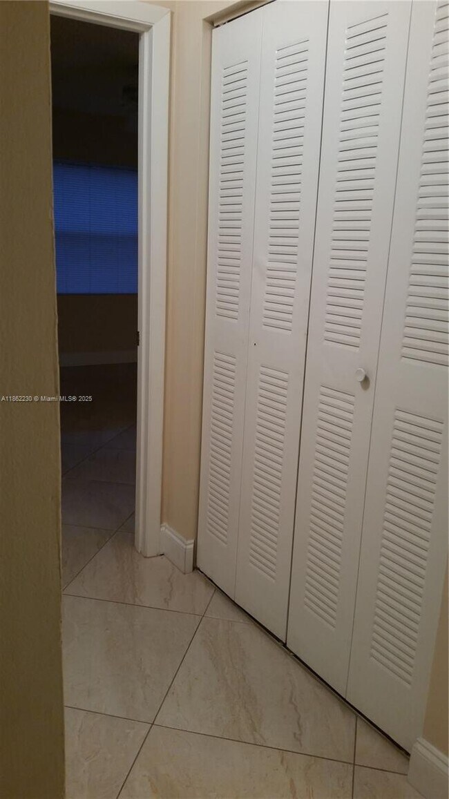 Building Photo - 9999 Summerbreeze Dr
