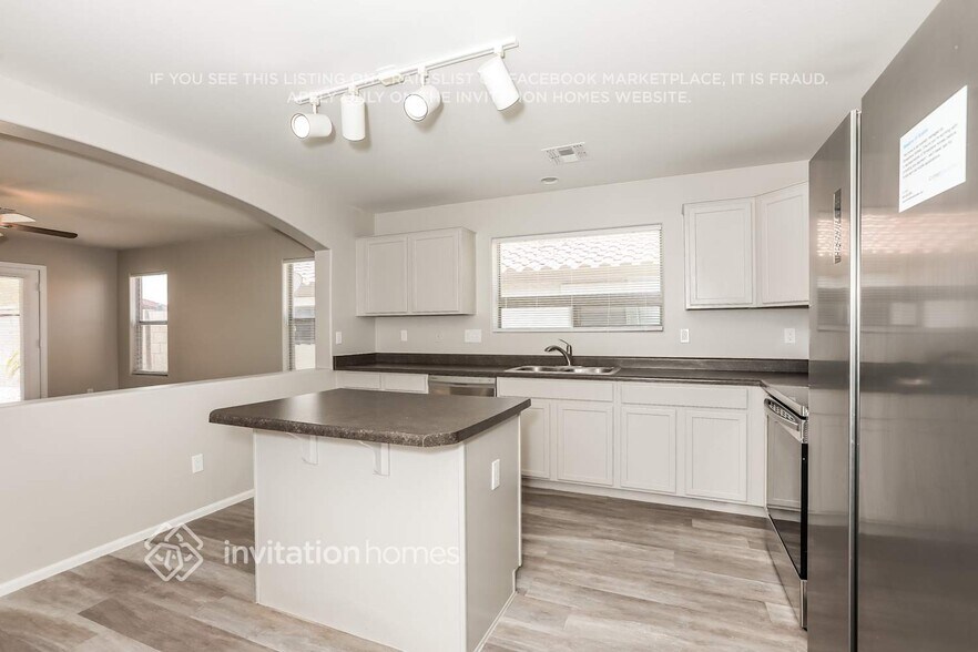 Building Photo - 1445 E Shari St