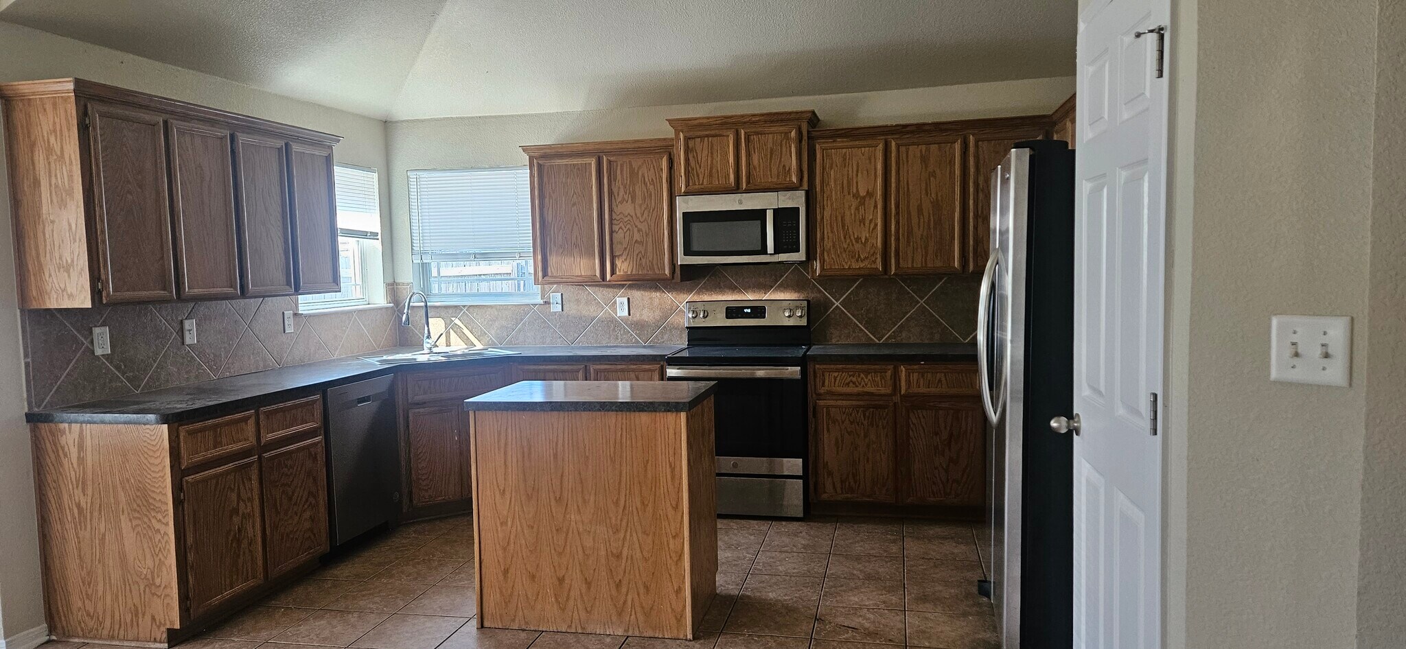 Building Photo - 2415 Merle Dr