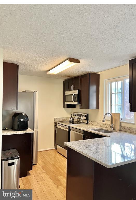 Building Photo - 8679 Hickory Ridge Ct