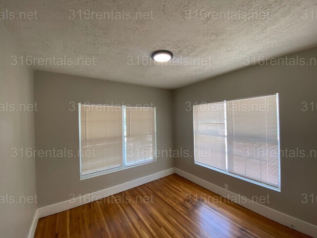 Building Photo - $1195 - 3 bedroom / 1 bathroom - Single Family Home