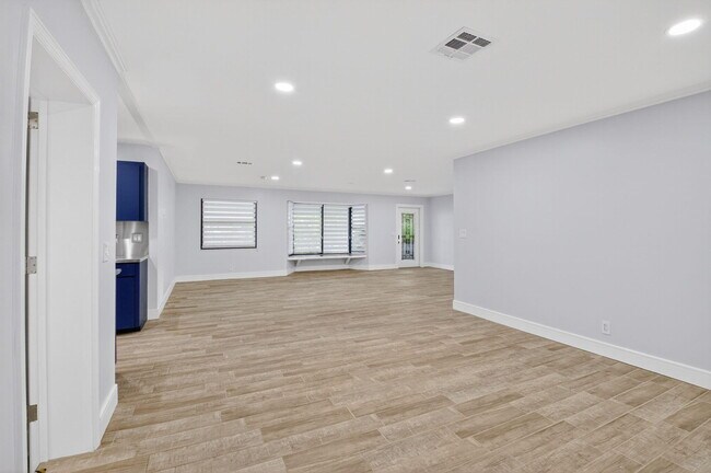 Building Photo - 725 Heron Dr