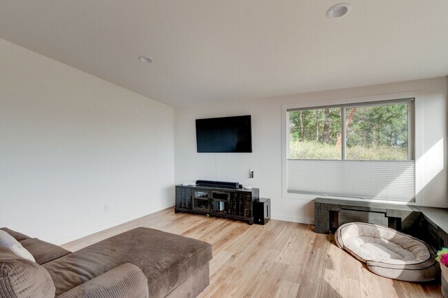 Building Photo - 3 Bedroom 2 Bath Home with a Wonderful View
