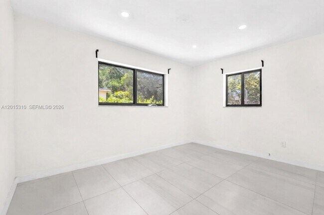 Building Photo - 621 SW 33rd Ave