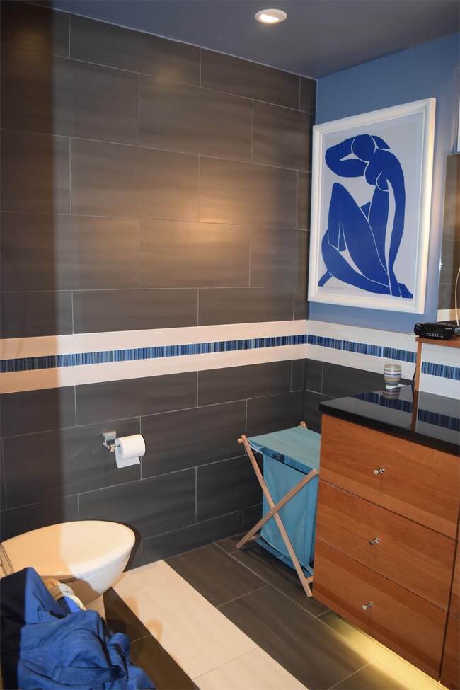 Building Photo - 301 Homan Ave