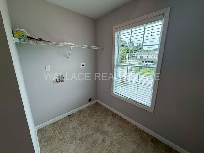 Building Photo - FANTASTIC 3 BEDROOM, 2.5 BATHROOM HOME IN S. KNOXVILLE!!