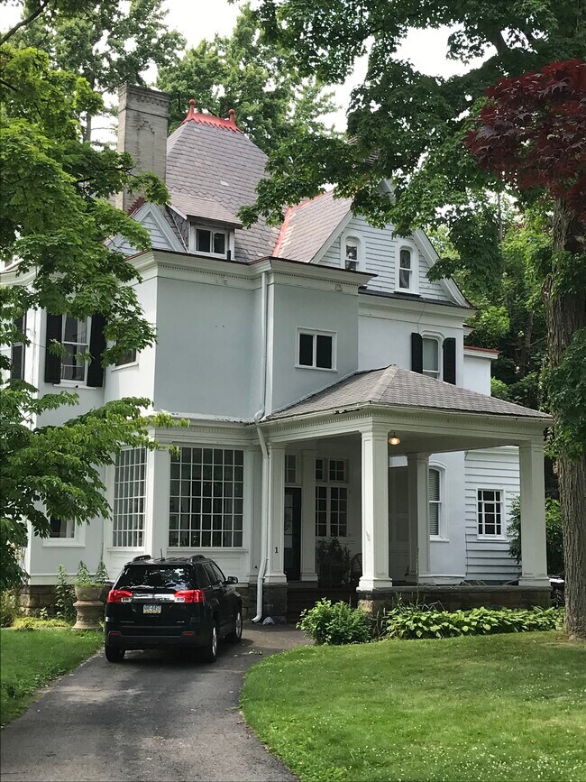 Building Photo - 347 Elwick St