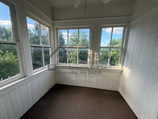 Building Photo - 420 Allison Ave SW