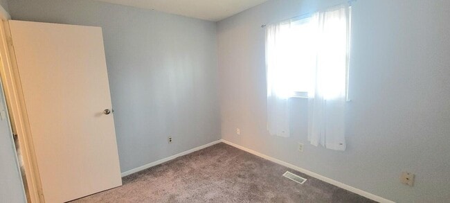 Building Photo - 4 Bedroom 1.5 bath in Argenta Oreana School District!