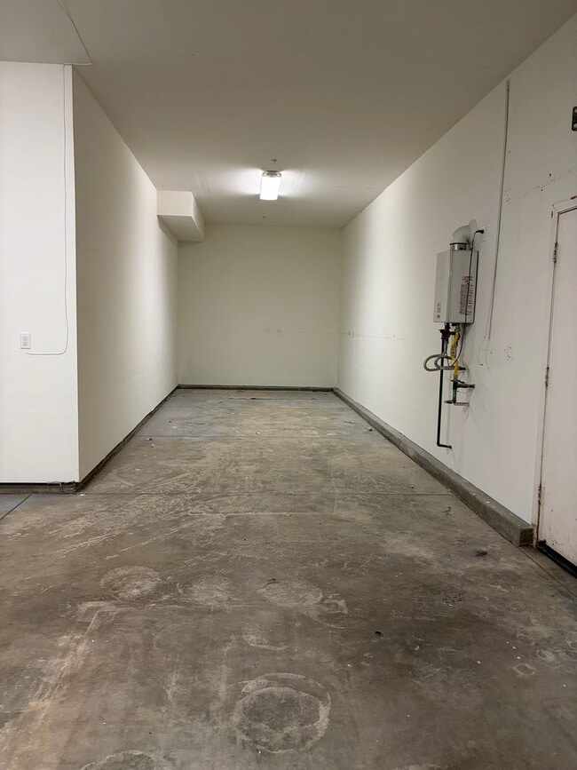 Building Photo - Northwest Bakersfield Gated Home