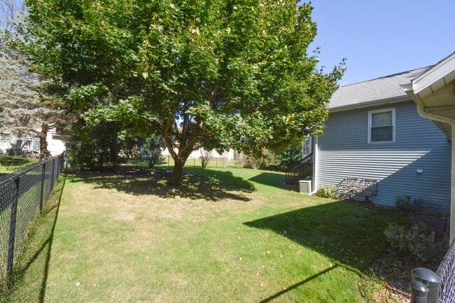 Building Photo - Charming 3-Bedroom Home FOr Rent with Sunroom, Fenced Backyard & Attached Garage