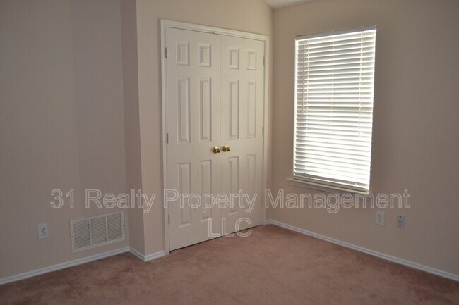 Building Photo - 310 Crestview Dr