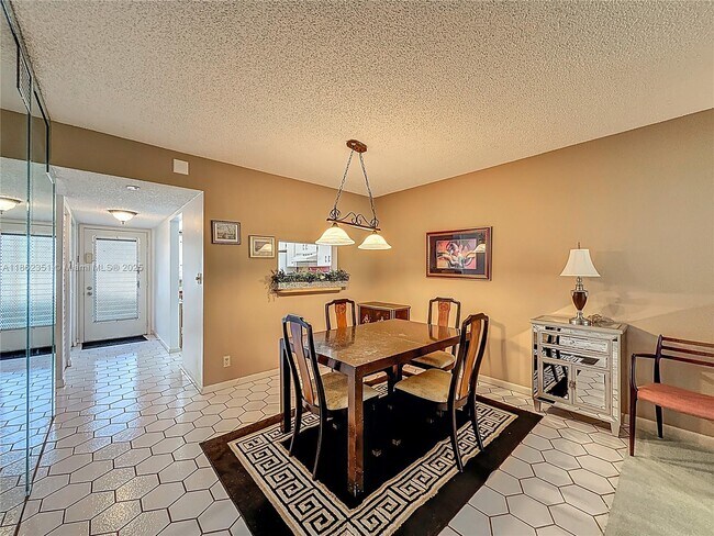 Building Photo - 3501 Inverrary Dr