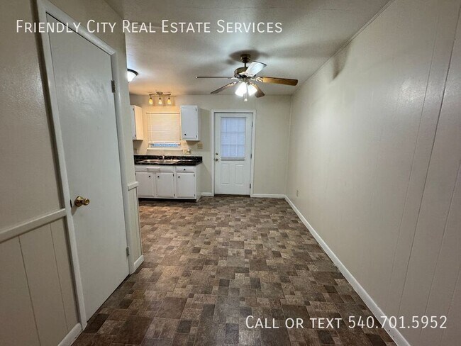 Building Photo - 447 S Main St